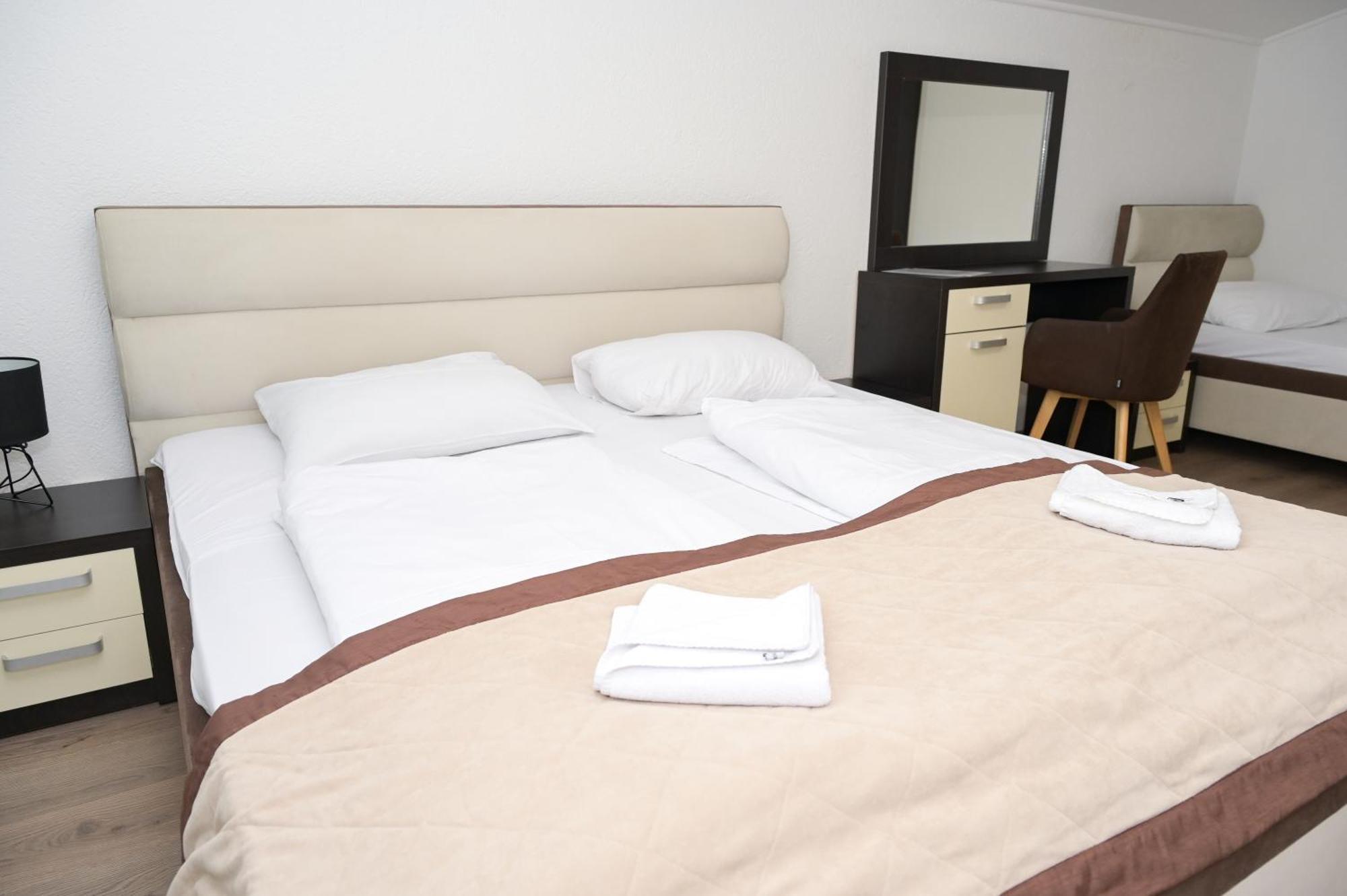 יאיצי Motel Plaza מראה חיצוני תמונה