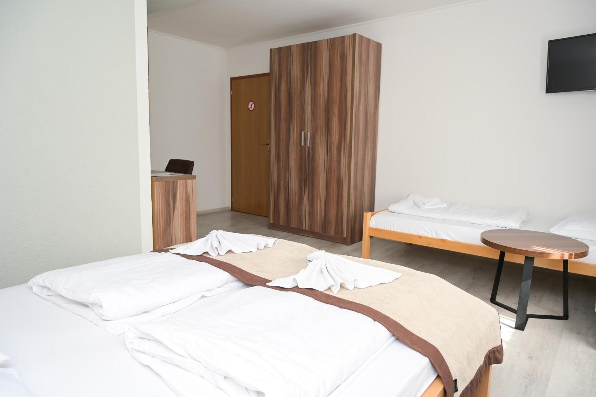 יאיצי Motel Plaza מראה חיצוני תמונה
