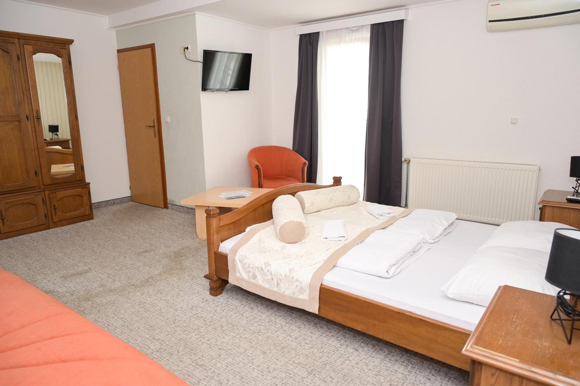 יאיצי Motel Plaza מראה חיצוני תמונה
