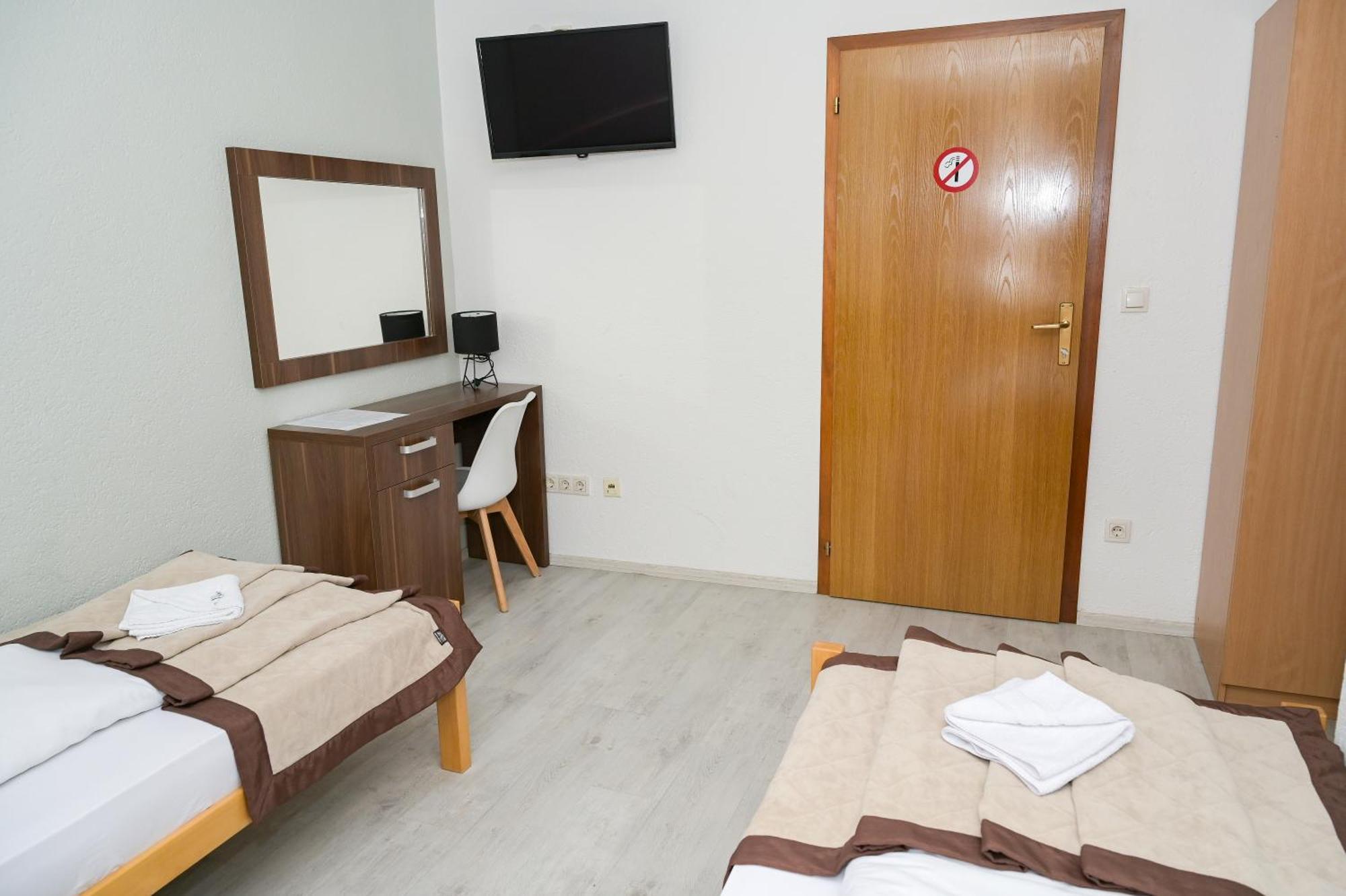 יאיצי Motel Plaza מראה חיצוני תמונה