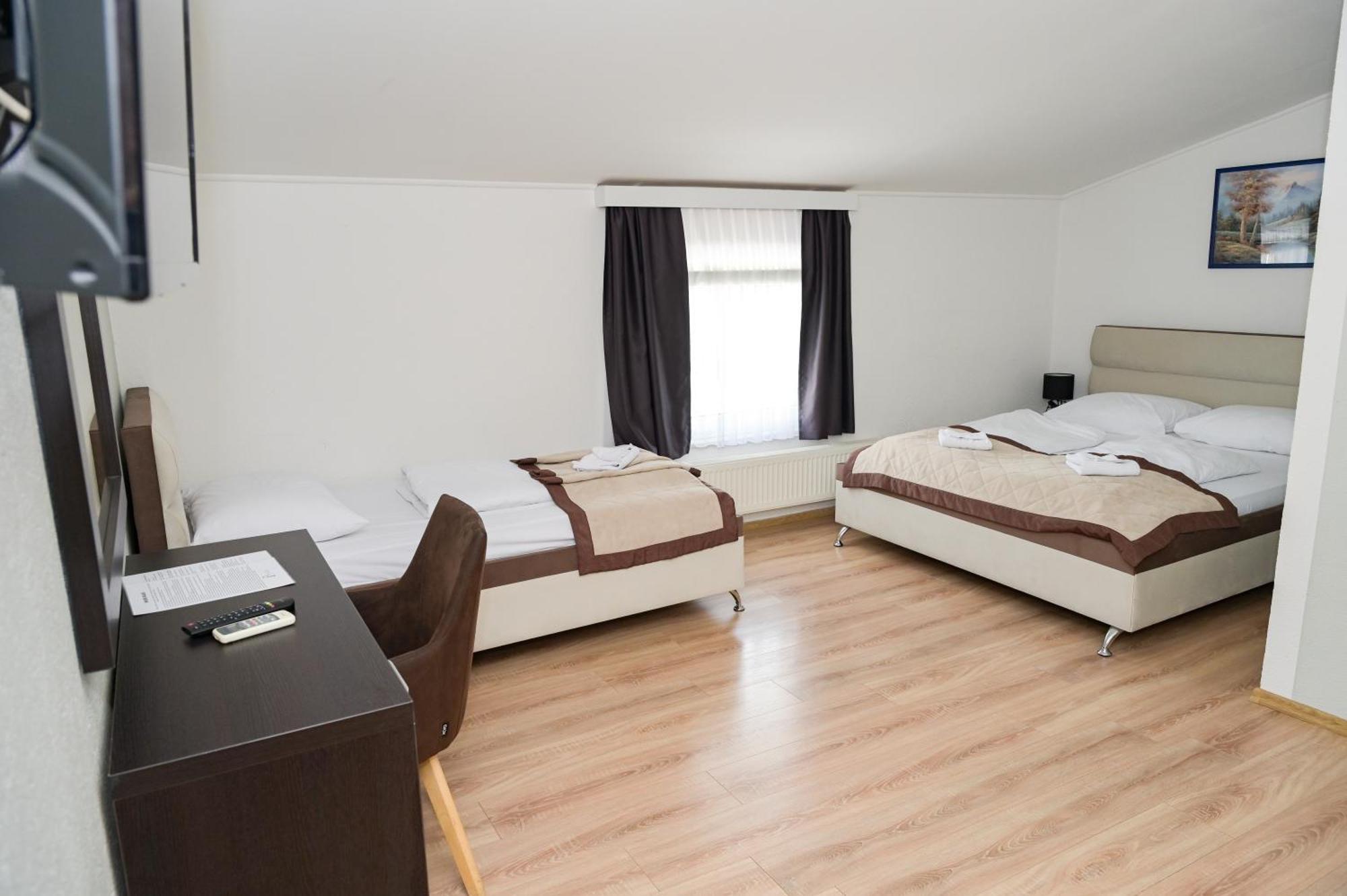יאיצי Motel Plaza מראה חיצוני תמונה