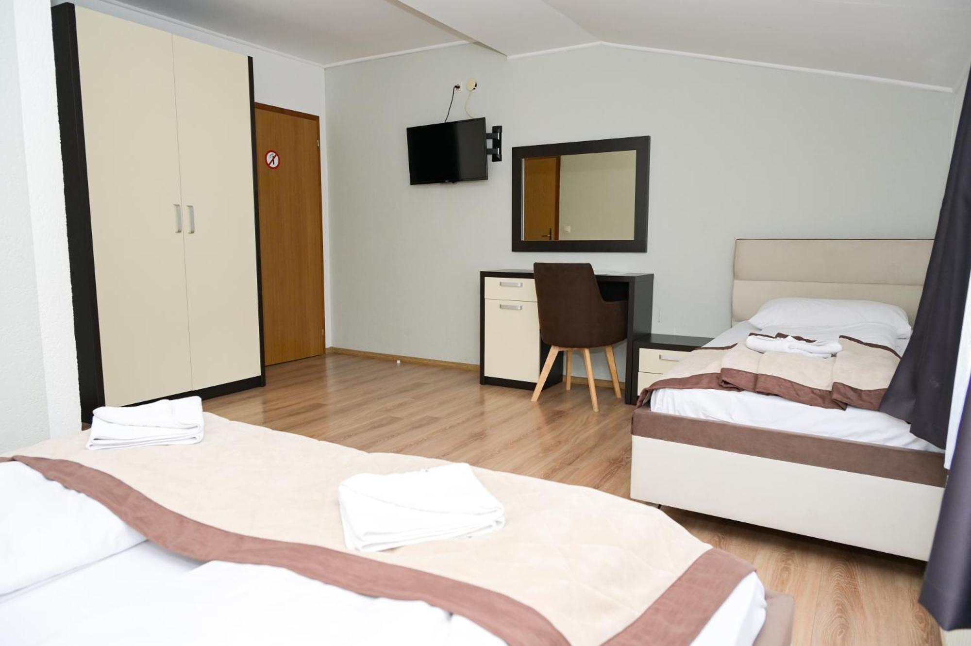 יאיצי Motel Plaza מראה חיצוני תמונה